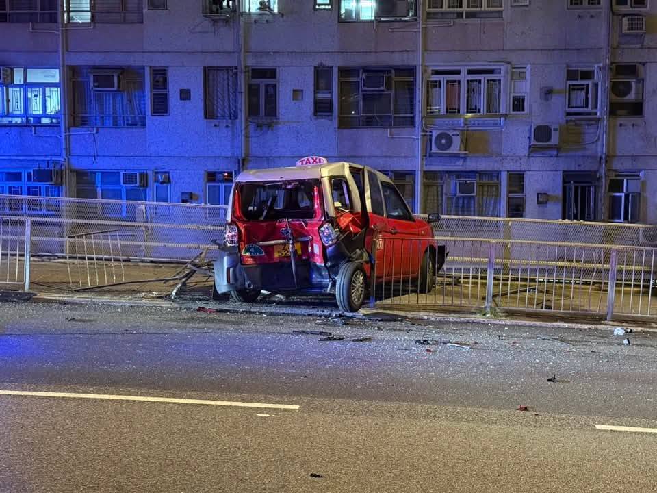 藍田的士遭客貨車推撞 掃毀鐵欄一人不適送院