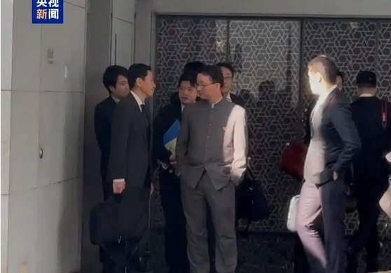 日本外務省官員離開中國外交部