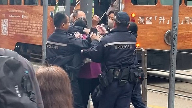 有片〡灣仔七旬婦街頭揮刀 5警員合力制服