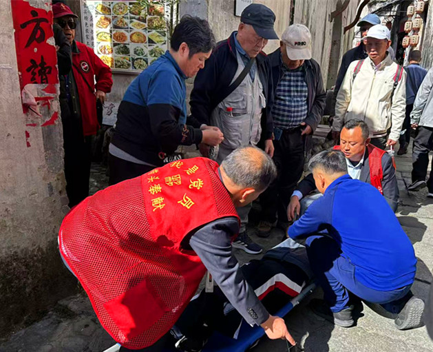 皖黟縣宏村景區：「紅馬甲」快救助 古稀老人得安虞