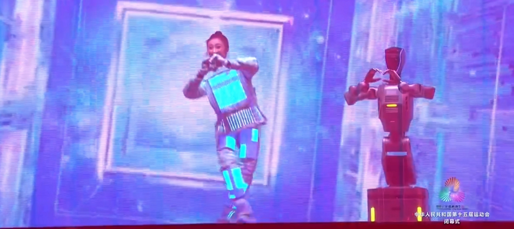 有片︱人機共演，越疆人形機器人Atom於十五屆全運會閉幕式亮相