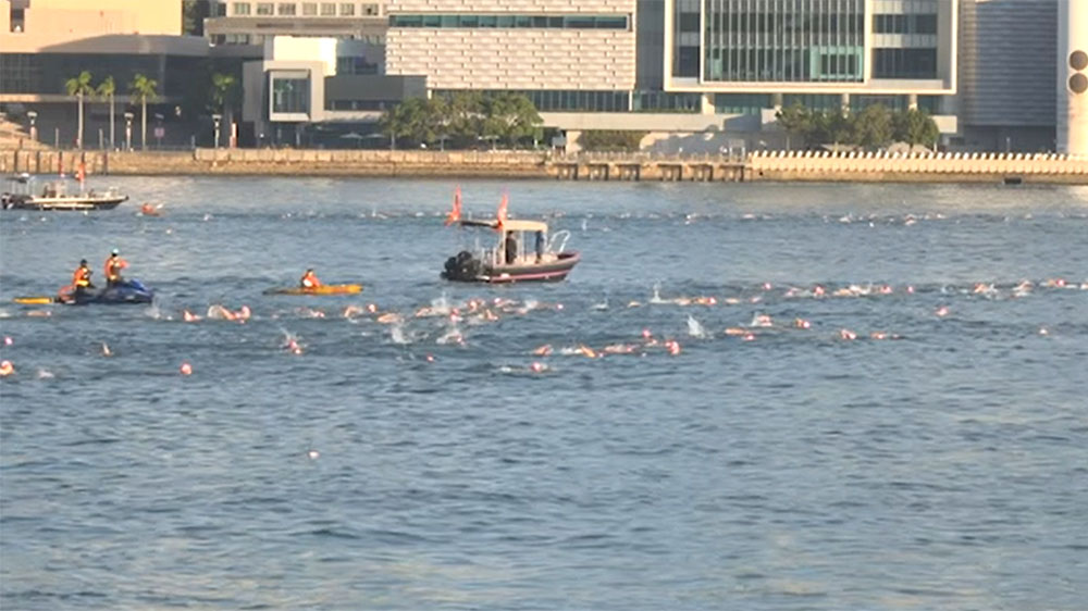 何詩蓓首次參與維港渡海泳 以30秒之差獲得女子組亞軍