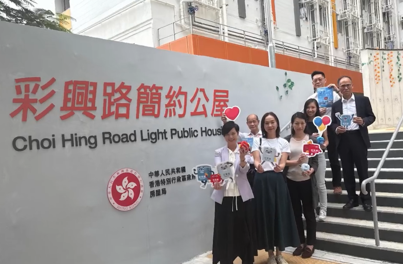 有片丨何永賢走訪簡約公屋派傳單 呼籲居民下月踴躍投票