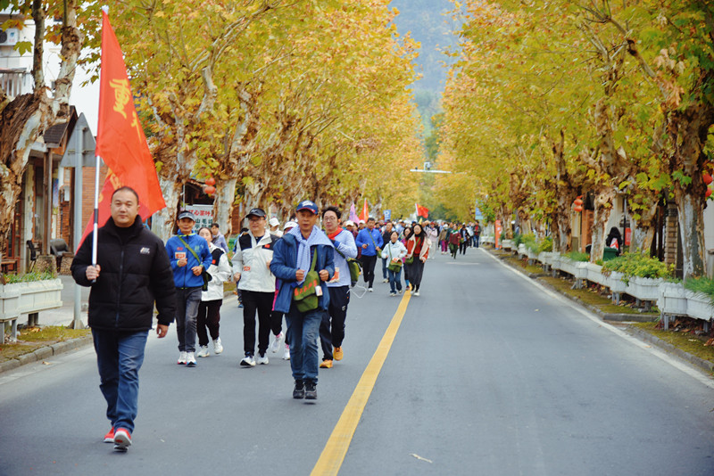 追溯崢嶸歲月續寫滬皖情誼  800人8公里齊聚東黃山「重走知青路」