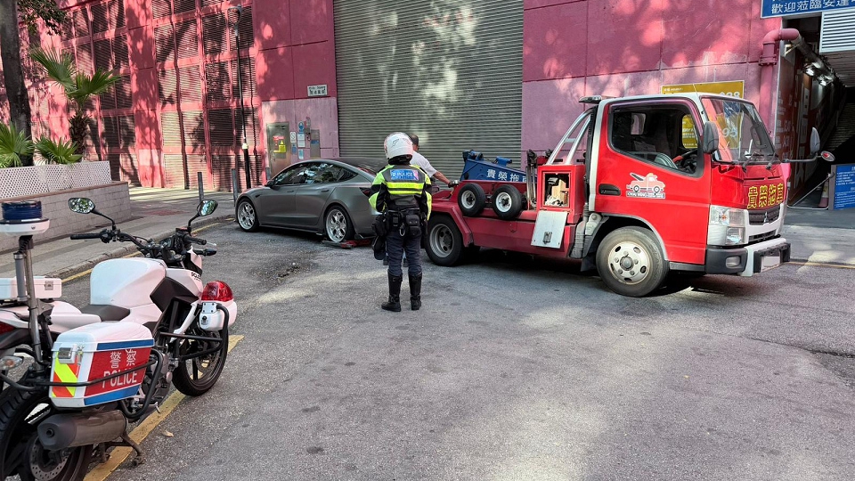 警方油尖打擊違例泊車 發逾600張告票