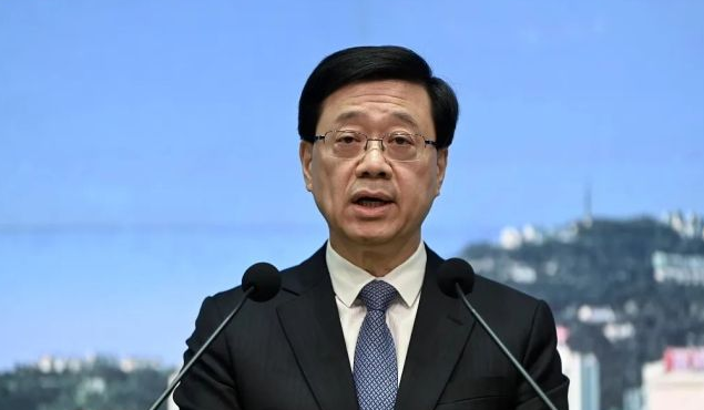 宏福苑大火｜李家超到火警現場視察 聽取消防匯報救援情況