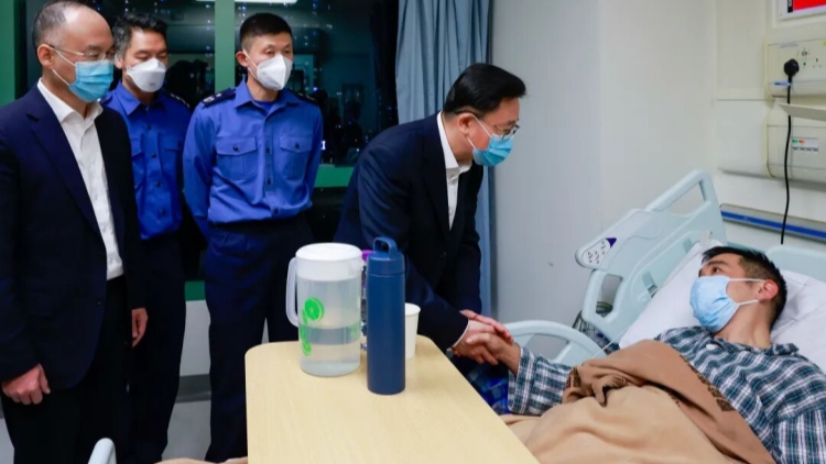 周霽 農融前往醫院探望慰問參與火災救援受傷的消防員