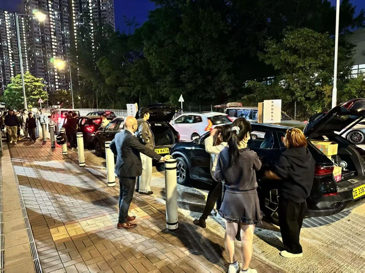 和諧汽車捐500萬，並派20部比亞迪電車提供運輸和充電