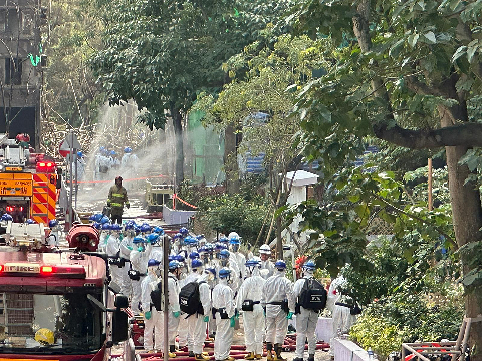 有片〡宏福苑大火：警方災難遇害者辨認組到火場搜查遺體