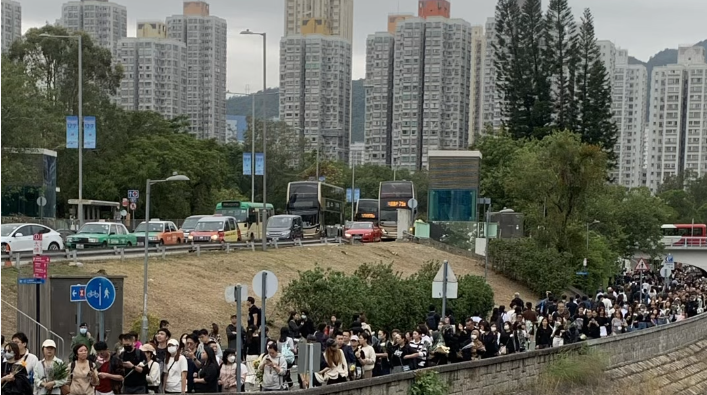 有片丨【宏福苑大火】增至146人死亡 獻花市民絡繹不絕 隊龍長達2公里