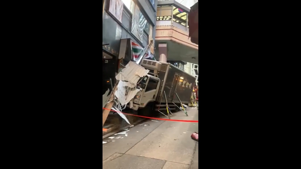 有片 | 中環有運豬車剷上行人路撞毀便利店 一名顧客走避不及受傷