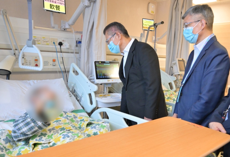 宏福苑大火 | 陳茂波到醫院探望傷者 並向遇難者家屬了解情況