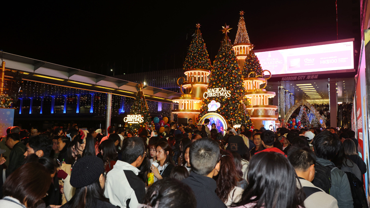 截至晚上9時逾109萬人次出入境 逾64萬人次香港居民出境