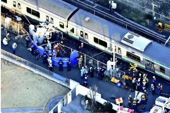 日本一鐵路道口發生汽車與列車相撞事故