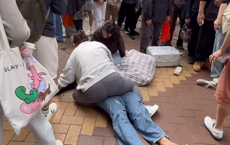 有片｜銅鑼灣美籍女偷行李箱 遭途人制服涉盜竊被捕