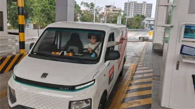 「超前」！廣州一收費站走紅