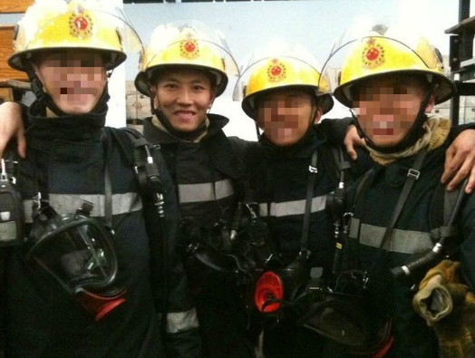 殉職消防員張耀升（左二）（網上圖片）