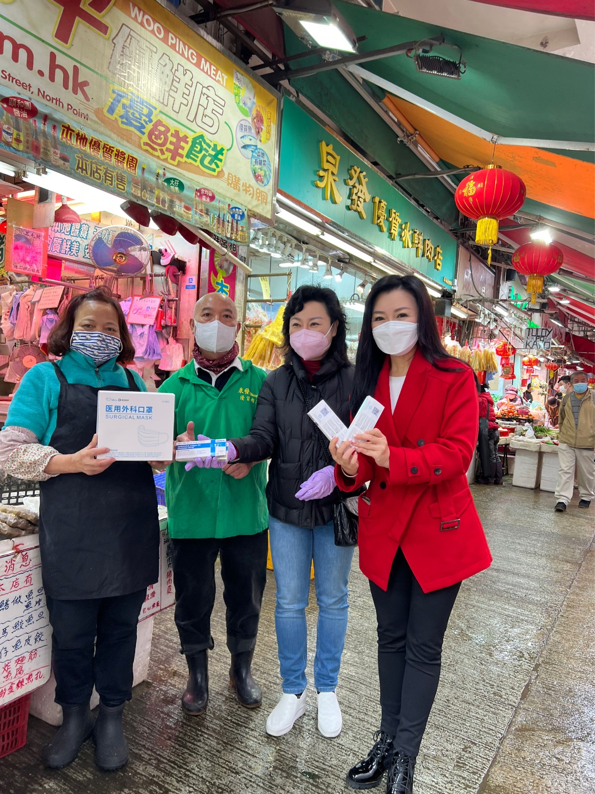 香港島婦女聯會金鈴主席（右一）、程莉元副主席（右二）向街市販商送贈病毒快速測試包等抗疫物資.jpg