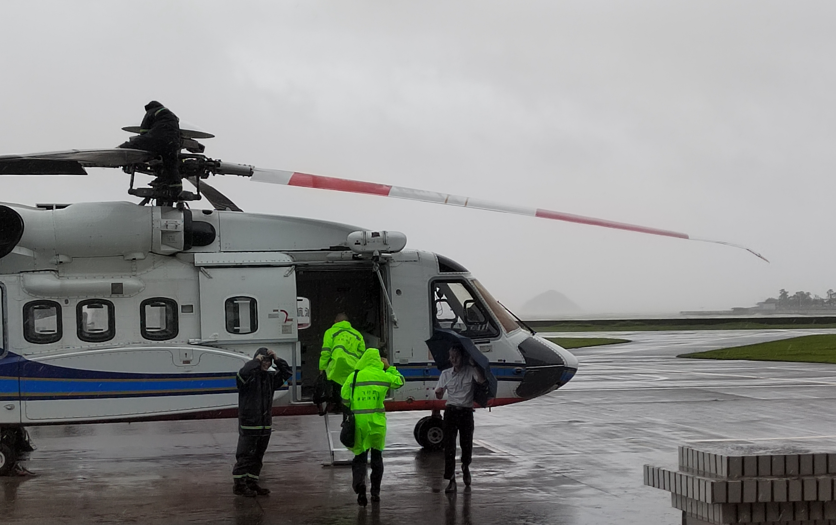 2、1、南航通航第一时间派出直升机前往救助点执行紧急搜救任务.jpg