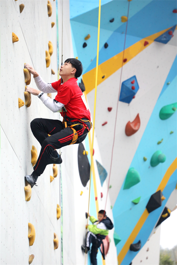 图2：全南县青少年在中国（全南）攀岩小镇进行攀岩趣味比赛.jpg
