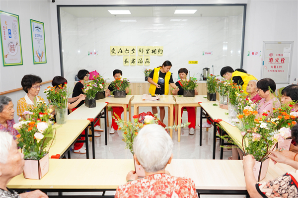圖三：梅青社區老年居民們正在插花（攝影：陳建澎）.jpg