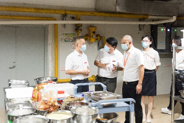 图四  党委副书记、校长蒲守智（左一）走进学生食堂后厨检查.png