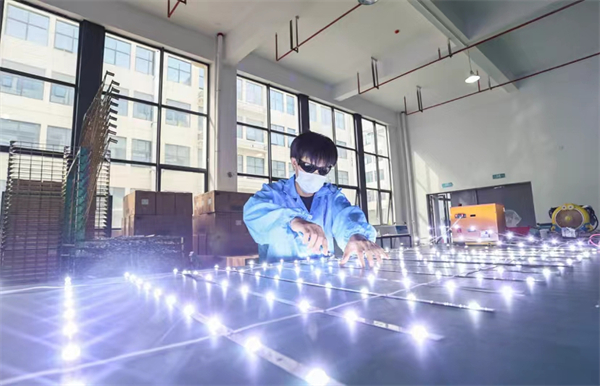 图二 湖口高新技术产业园区新动能产业园内的七源科技有限公司车间内，工人正在生产LED照明产品.jpg
