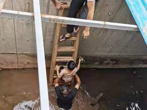 图2：杨立生跳入防洪排水渠中救助落水儿童.png