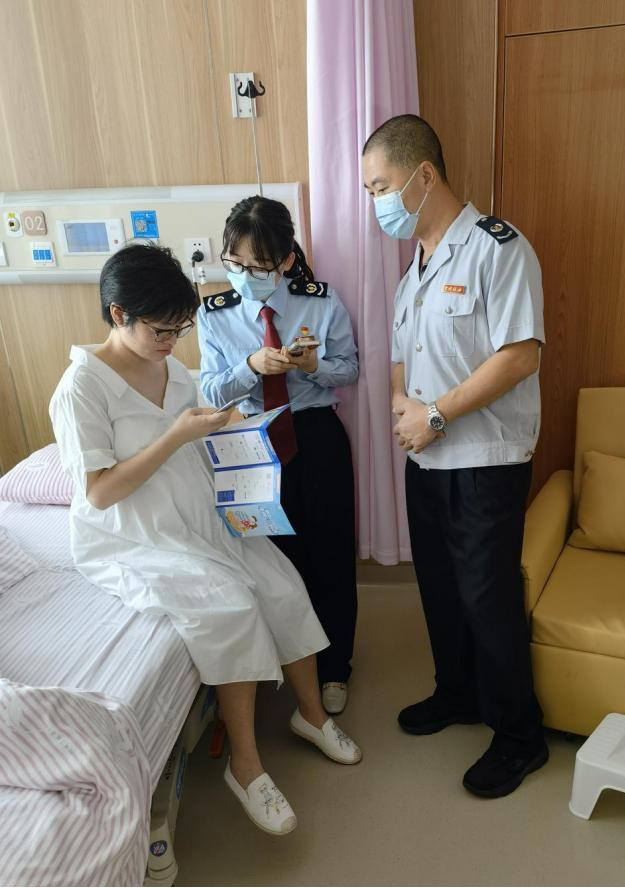 图片1福田区税务局工作人员在医院辅导新生儿医保手机办理业务.png