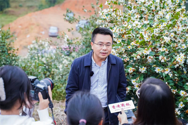 配图2：安远县林业局局长唐石发接受记者采访.jpg