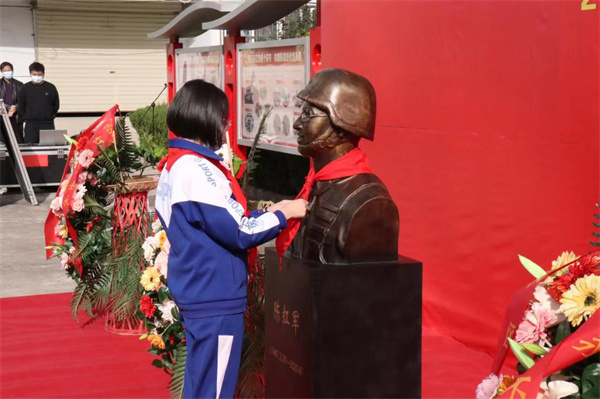 城关小学学生为陈红军烈士的铜像佩戴上了红领巾.jpg