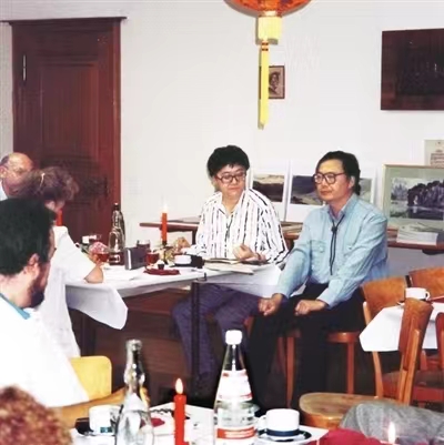 图3-1991年8月，余熙（右）在瑞士第一次講述中國故事。31年來，余熙已在六大洲講述中國故事兩百餘場.jpg