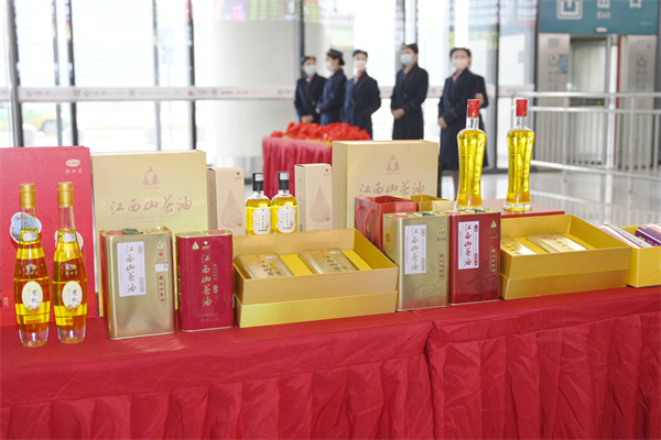 图4：活动现场展示的江西山茶油产品.jpg