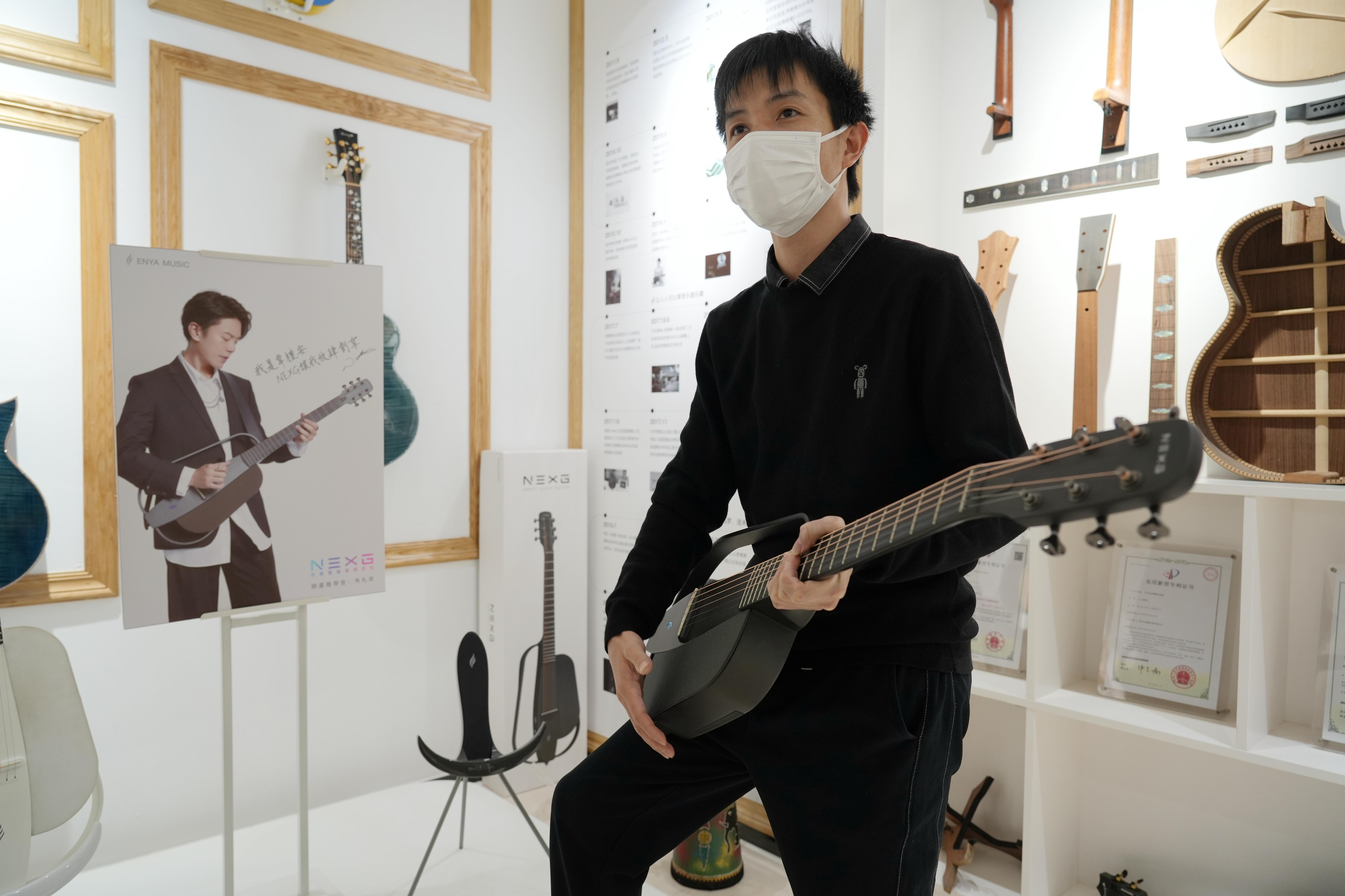 4、恩雅乐器推出的全球首把超便携碳纤维智能吉他NEXG.jpg