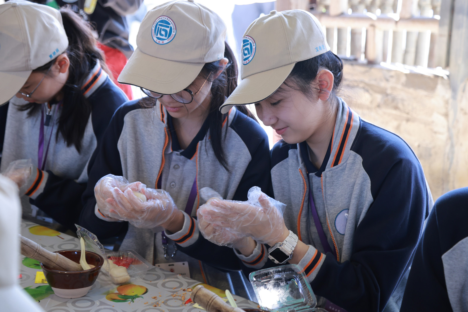 2、打糍粑活動時體驗做餡料環節（張麗瑩 攝）.jpg