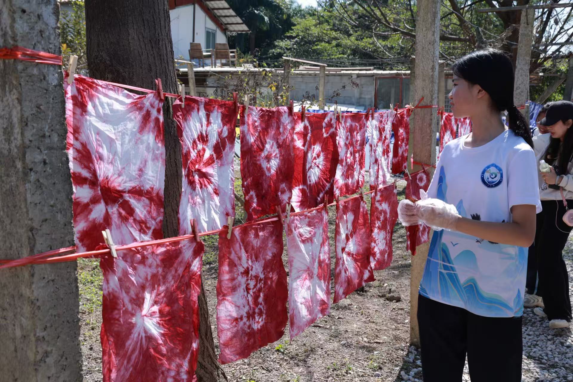 3、體驗紮染技藝（張麗瑩 攝）.jpg