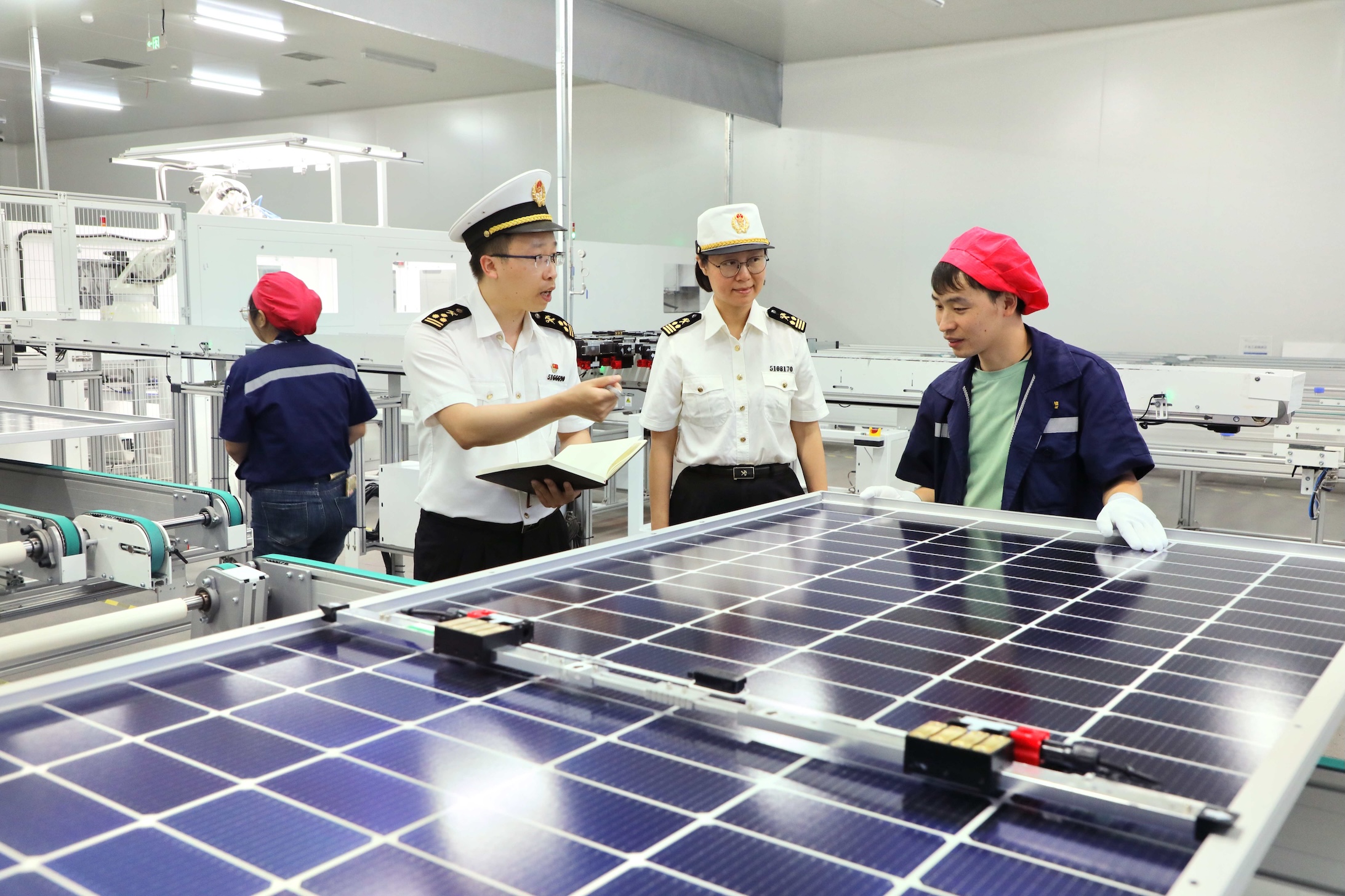 圖為:廣州海關所屬花都海關關員對出口太陽能電池開展監管(周正森 攝).jpg