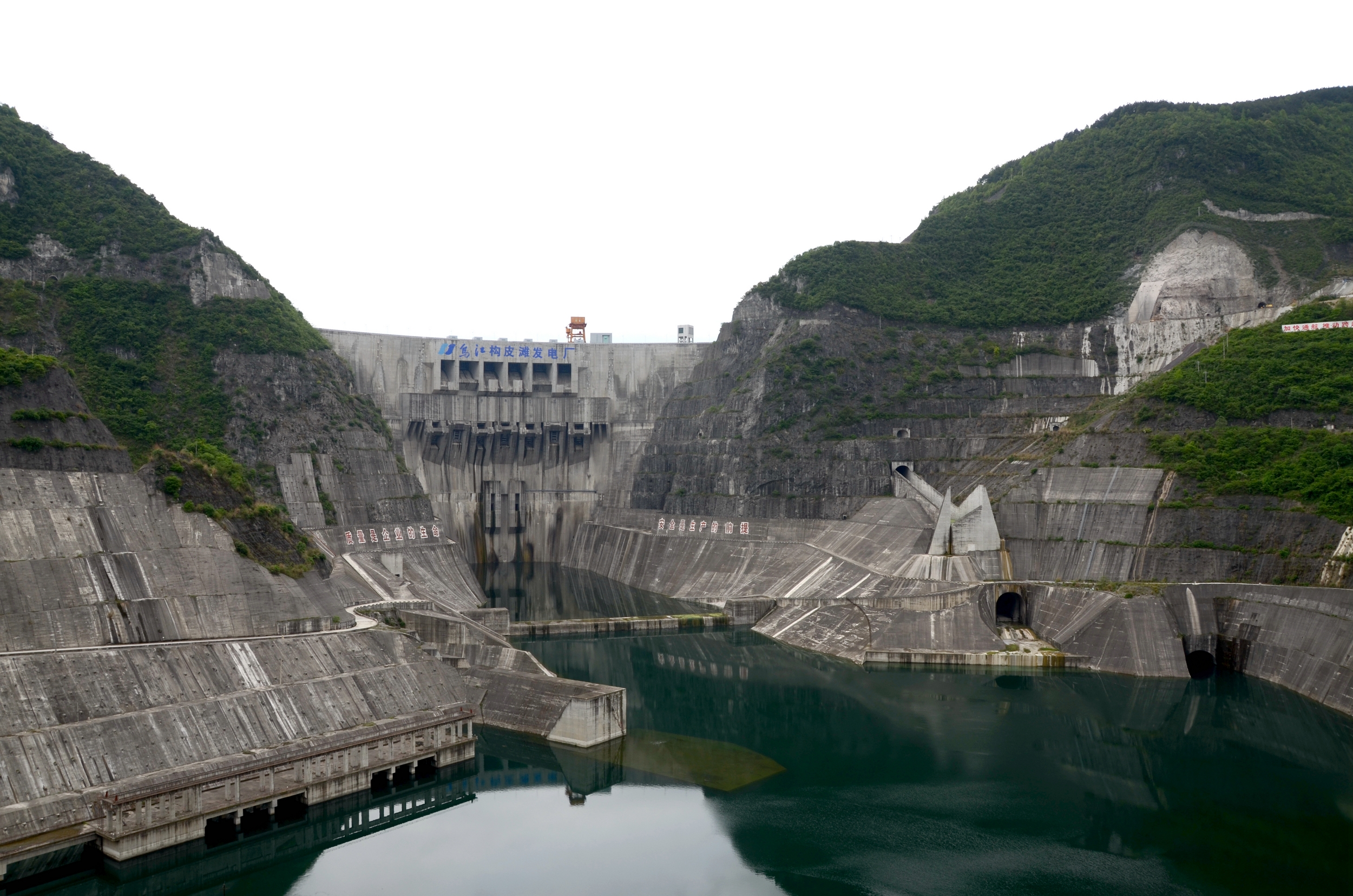 构皮滩水电站坝基与拱座基岩地质缺陷及处理