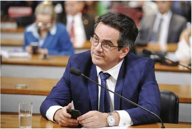 巴西一参议员染疫 曾未戴口罩陪总统考察 