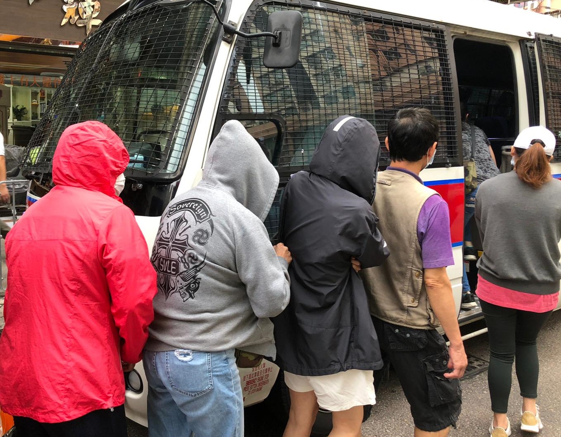 警元朗及荃灣搗破6非法竹館及釣魚機賭檔 共拘191人