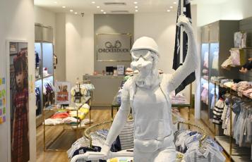 業主指Chickeeduck陳列「女神像」違約 入禀要求移除