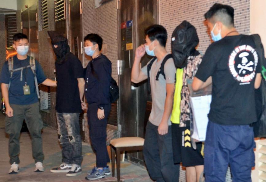 警元州邨截可疑車輛 拘2男檢值32萬元毒品
