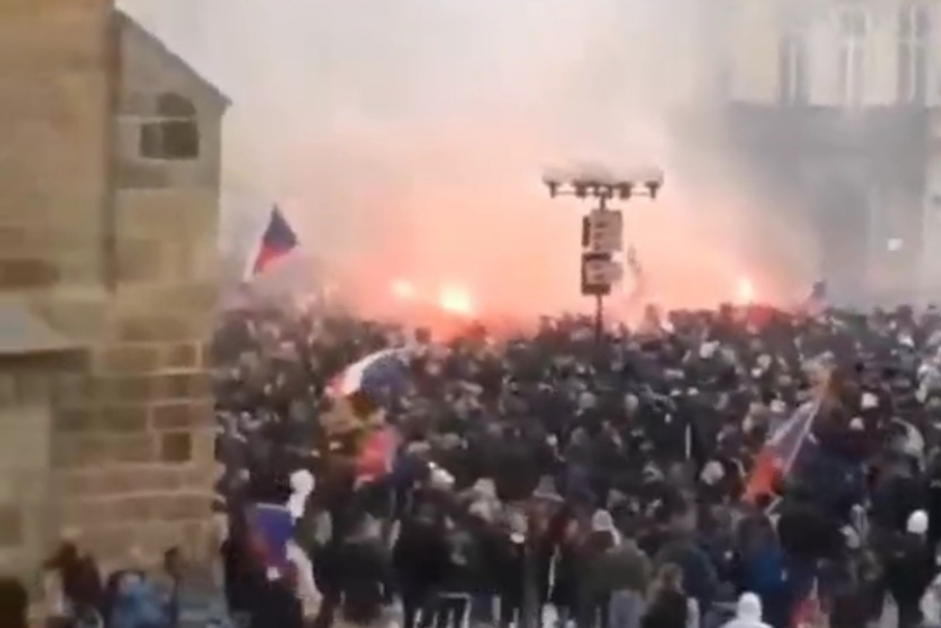 有片 | 布拉格球迷抗議政府防疫措施演變成騷亂