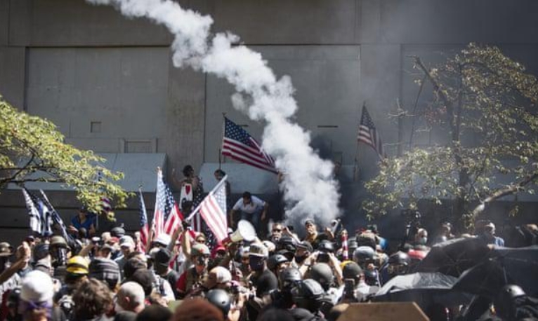 美國波特蘭抗議升級 示威者破壞警局塗鴉恐嚇標語
