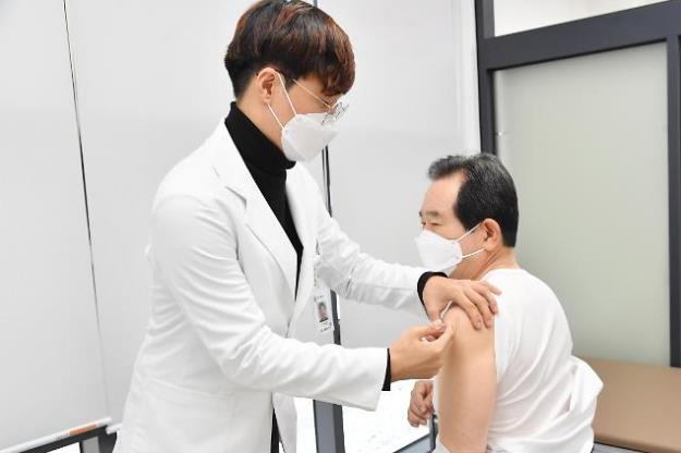 韓國15人接種流感疫苗後死亡：政府未叫停 總理帶頭打針