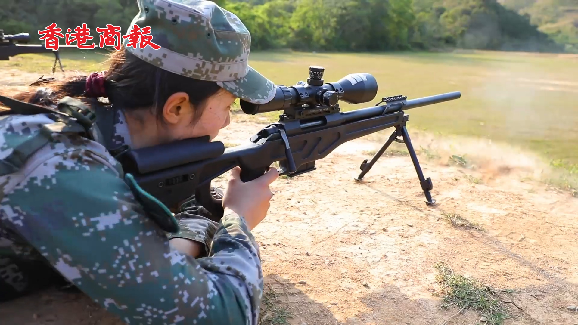 有片丨駐港部隊女兵挑戰大口徑狙擊步槍 屏氣凝神一擊命中