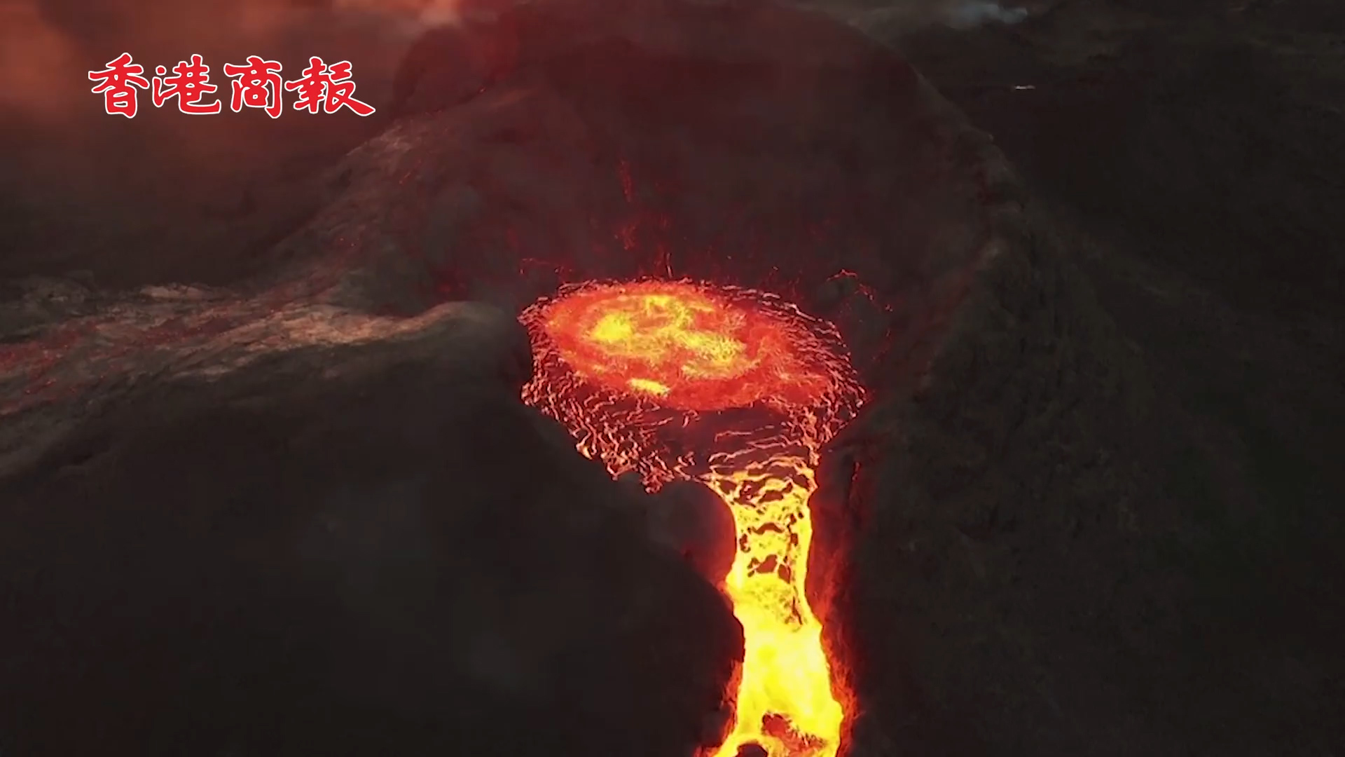 有片丨冰島火山噴發壯觀景象 火紅岩漿噴涌而出