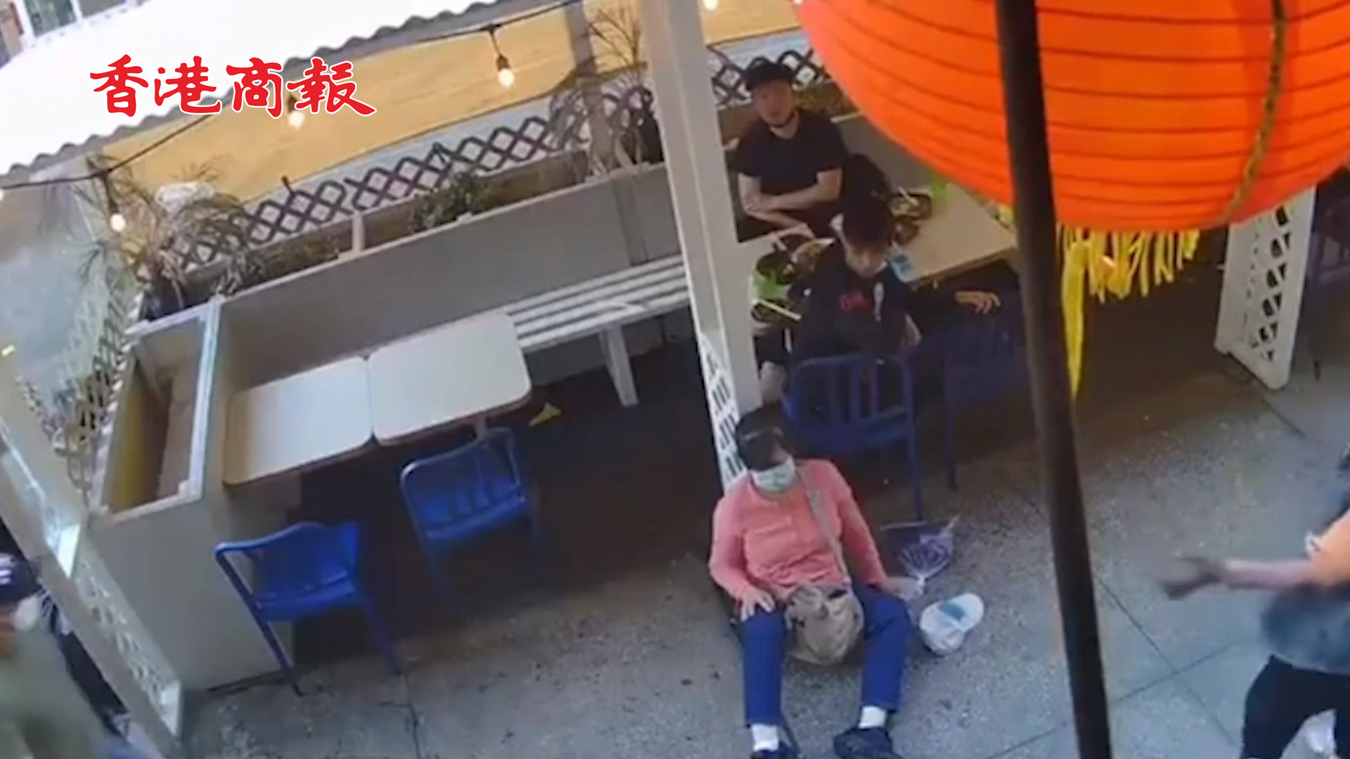 有片丨美華裔女子遭黑人重拳擊臉 瞬間跌坐在地無法動彈
