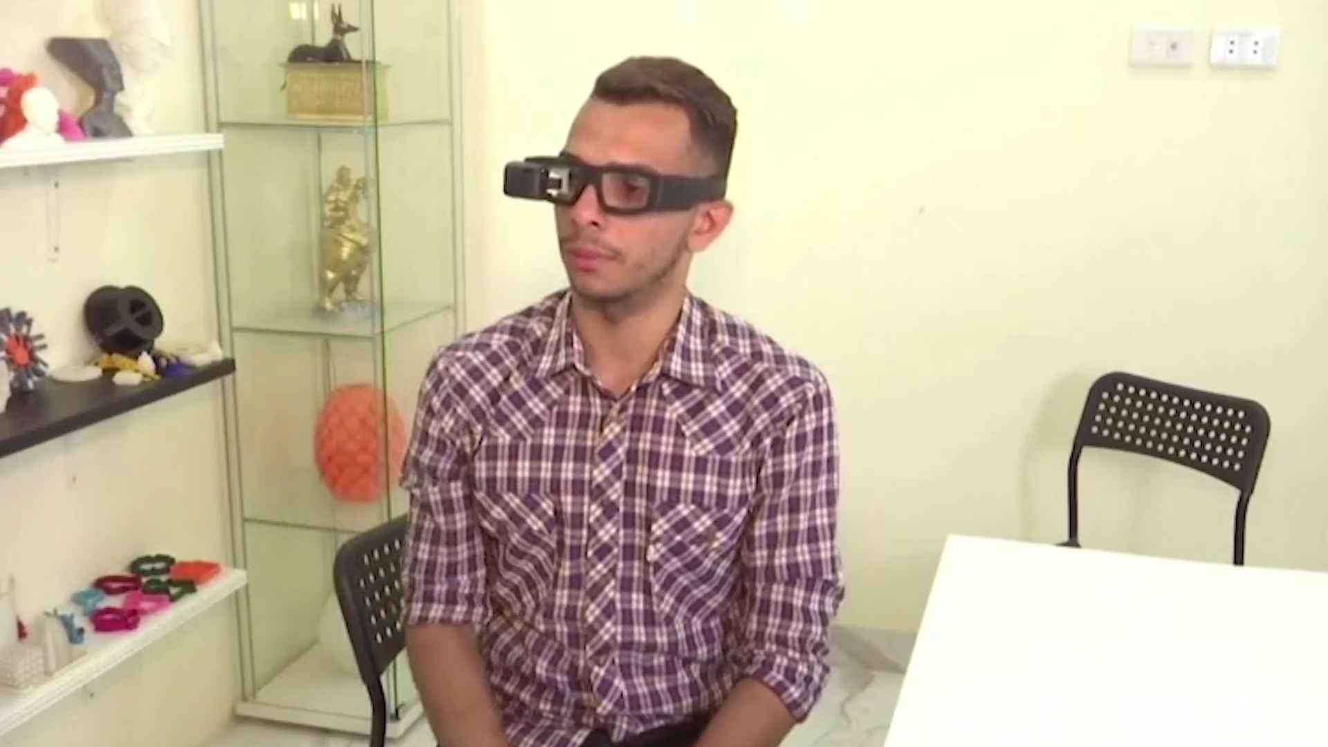 有片丨埃及大學生發明翻譯眼鏡 實時將語音轉化為手語