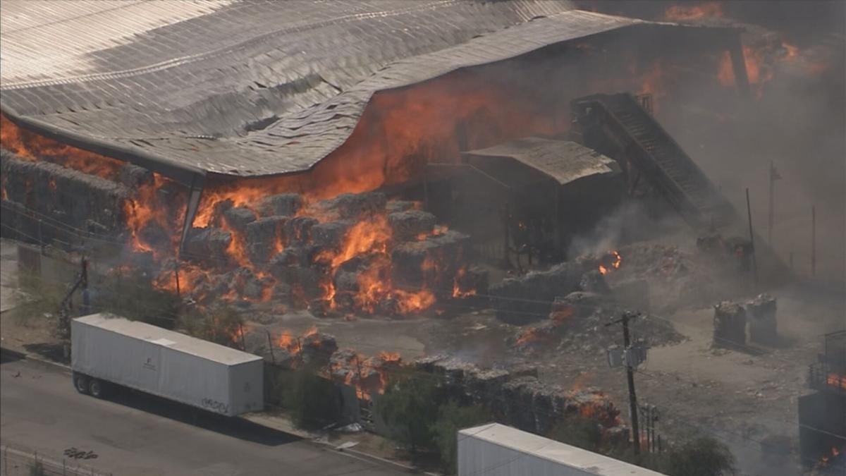 有片| 美國鳳凰城垃圾場大火 逾200名消防員出動救火